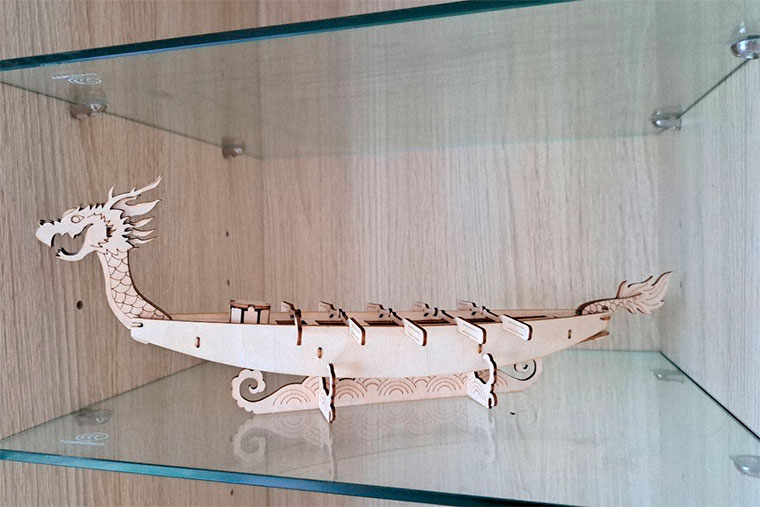 Деревянная фигурка драконьей лодки с одного из праздников
