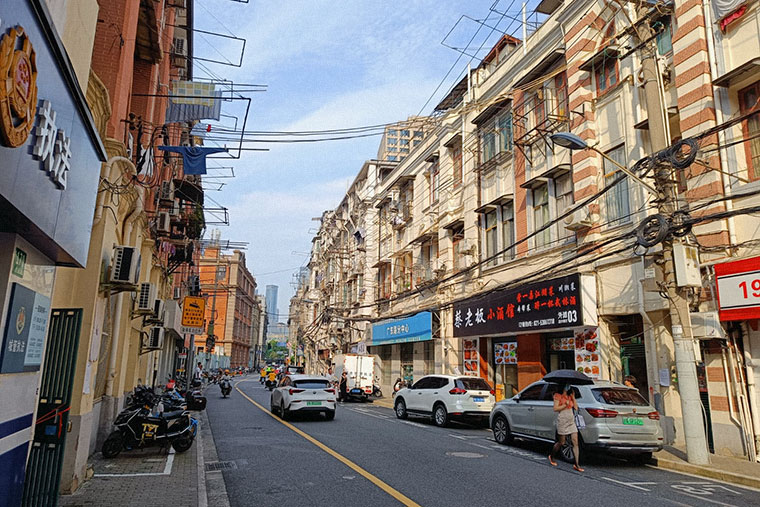 Улица недалеко от набережной Вайтань