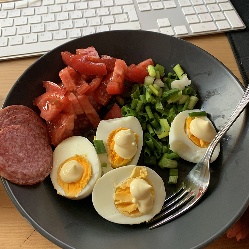 Завтрак из вареных яиц и помидоров с луком