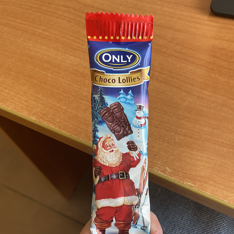 Одна пациентка подарила шоколадку с новогодней тематикой. Интересно, это такое раннее поздравление?