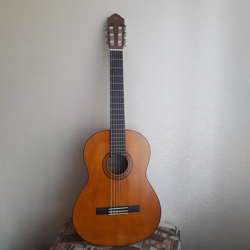 Это недорогая классическая гитара Ямаха C40 за 7900 ₽. Для ученика вполне годная