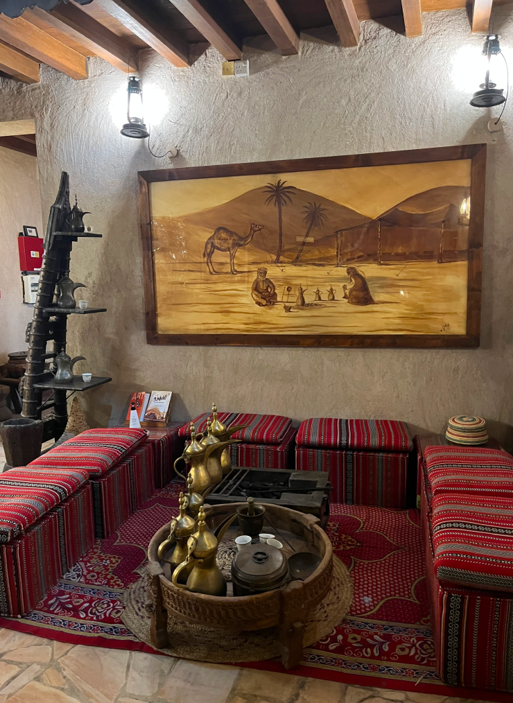 Внутри Музея кофе. Там включена дегустация арабского и эфиопского кофе. Также нам рассказали, что у них кофе принято пить с попкорном