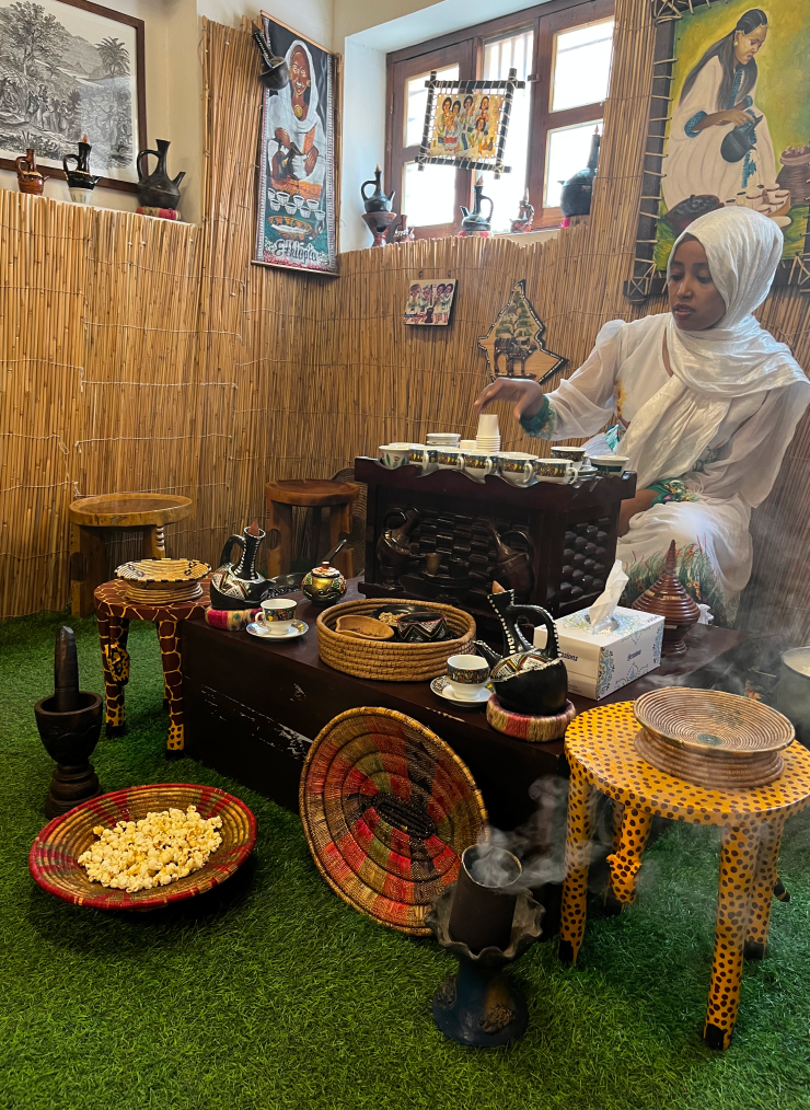 Внутри Музея кофе. Там включена дегустация арабского и эфиопского кофе. Также нам рассказали, что у них кофе принято пить с попкорном