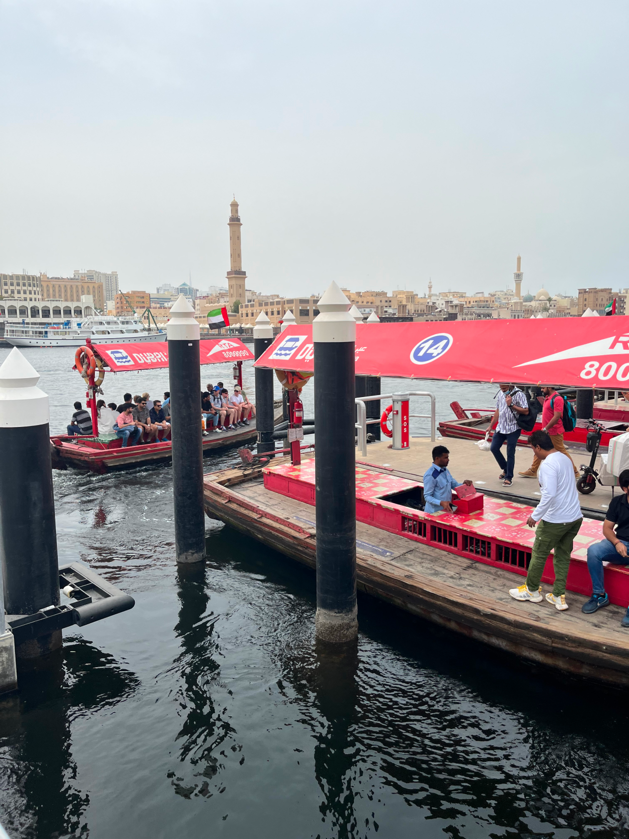 Один из видов водного транспорт Дубая является абра. Это традиционная арабская лодка с небольшим выступом, чтобы сесть. По сути эта лодка представляет собой плавающую табуретку