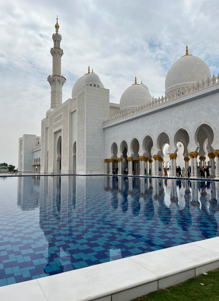 Большая Мечеть в Абу-Даби при входе