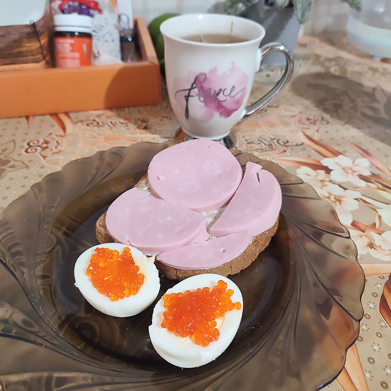 Мама дала немного икры, поэтому завтрак красивый и сытный, почти новогодний — в виде вареных яиц и икры