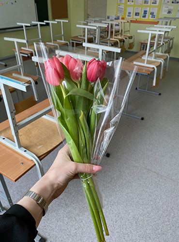 Все девочки получили такие же тюльпаны, по одной штуке