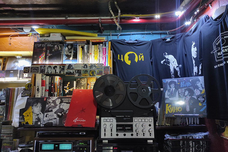 В «Камчатке» продают кассеты для магнитофона, виниловые пластинки, футболки и другие сувениры