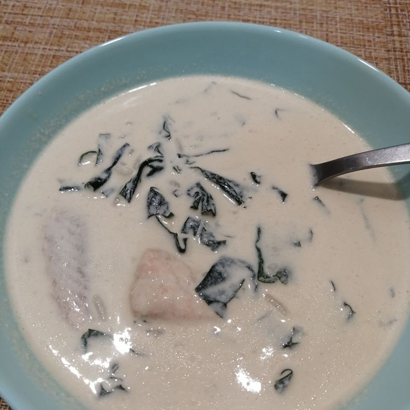 Сливочный суп с рыбой и водорослями вакаме