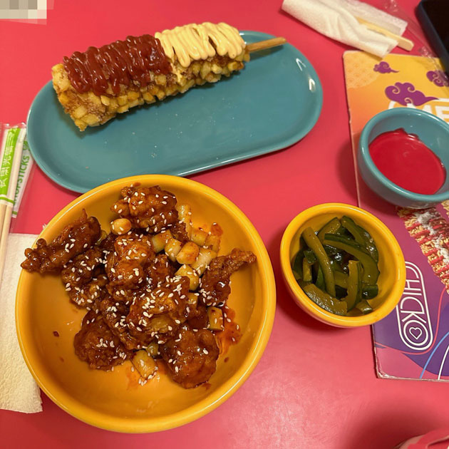 Фото из Chicko: здесь корн-дог, мёндонский чикен, битые огурцы и розовая горчица