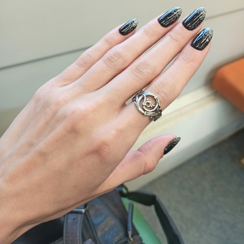 Новые ногти и кольцо с фестиваля
