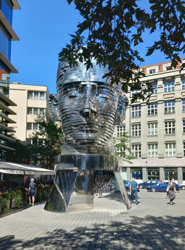 Прохожу мимо моего любимого памятника «Голова Кафки» рядом с метро «Народни Трида»