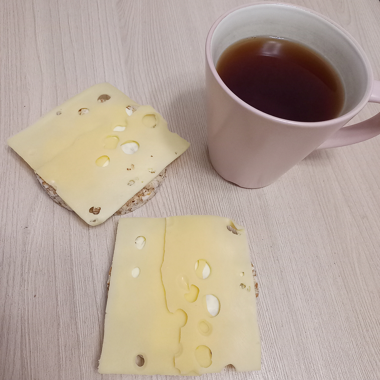 На завтрак круассан, который не попал в кадр, два хлебца с сыром и кофе