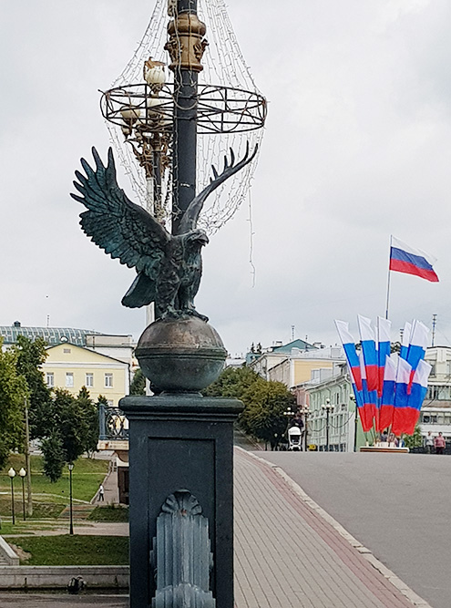 Центральная улица Ленина с символом города — орлом