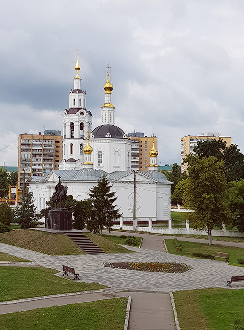 Сквер с памятником Ивану Грозному