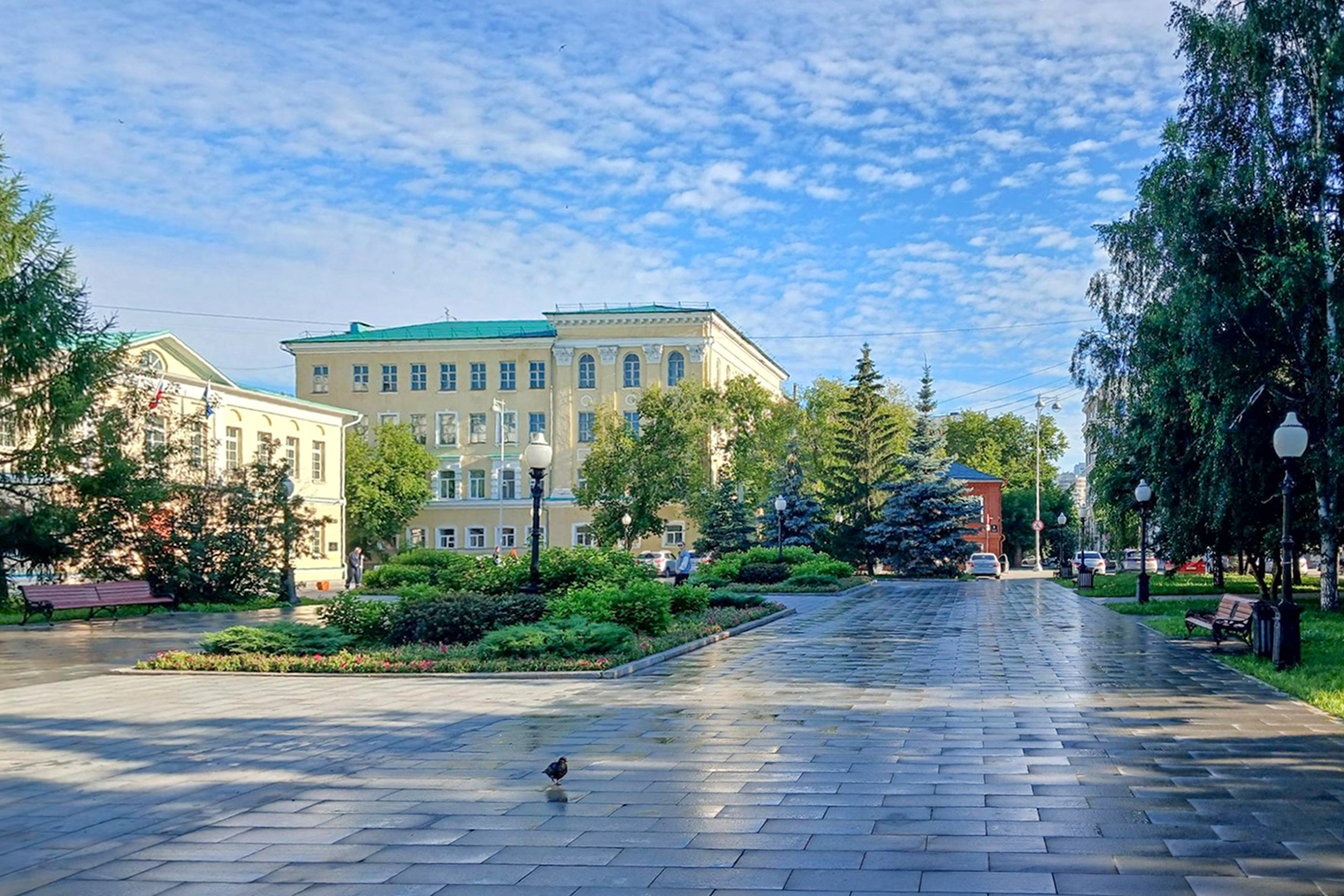 Сквер в центре города, где стоит памятник Попову