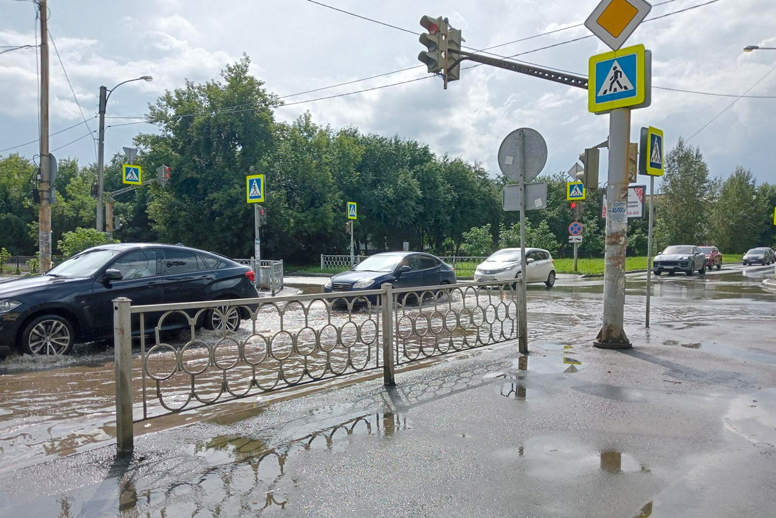 На улице все еще много луж