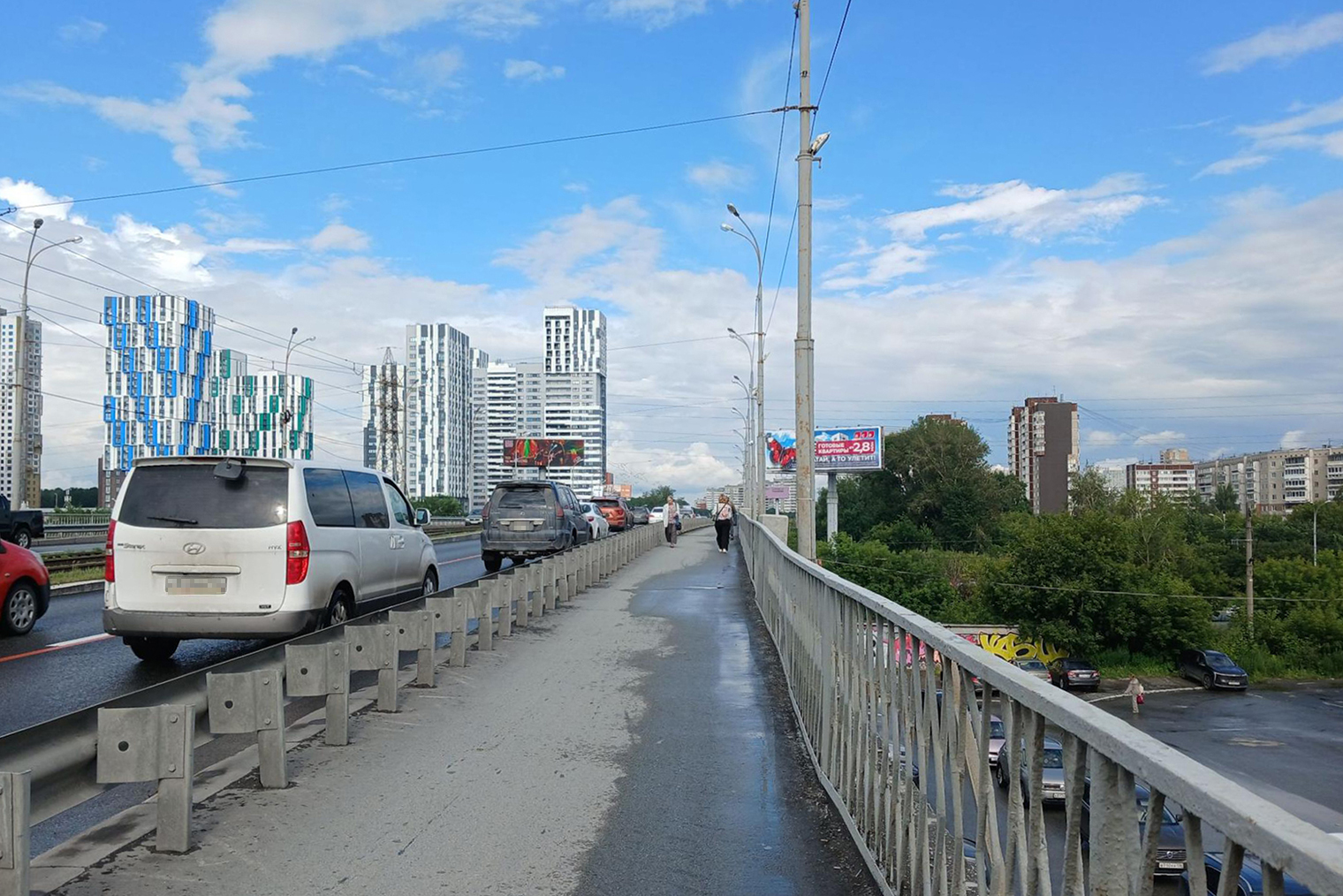 Иду по городу до места, где пройдет корпоратив