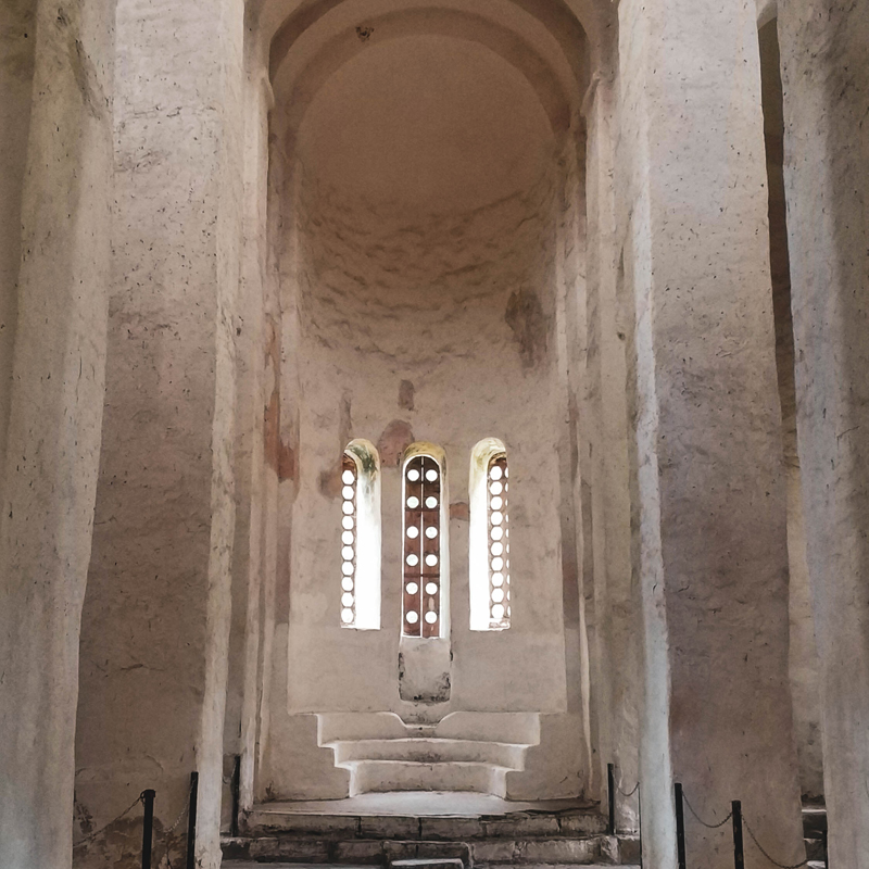 Внутри христианского храма 10 века