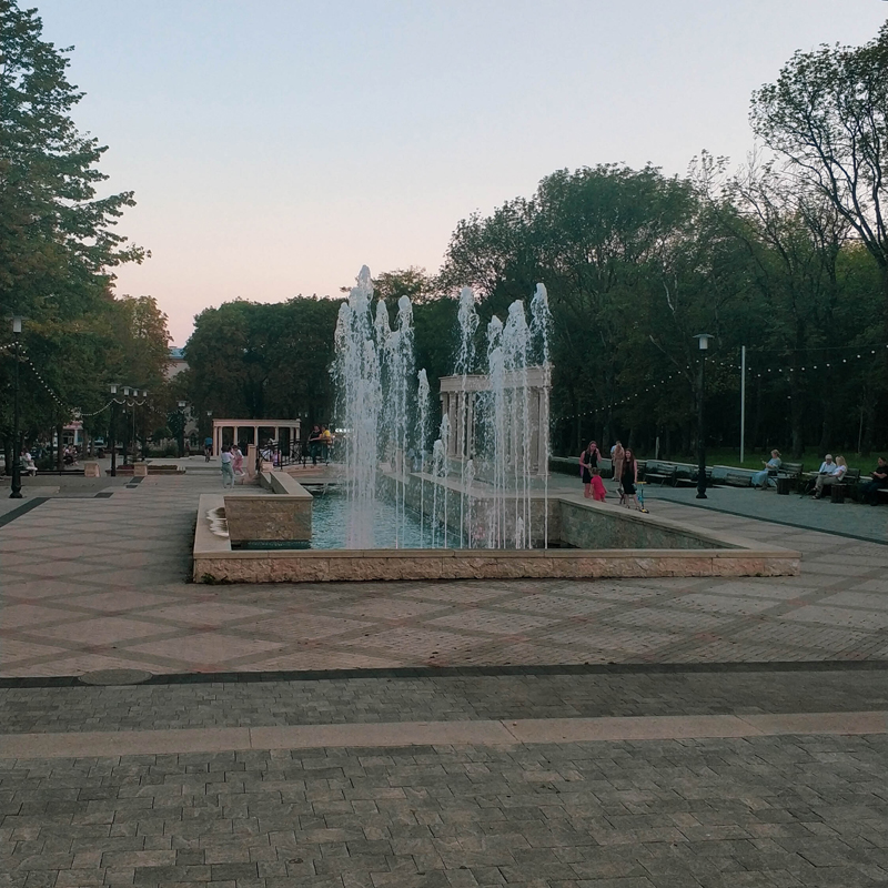 Каждый вечер гуляли в парке и недоумевали, почему не работают фонтаны, видели их включенными только один раз