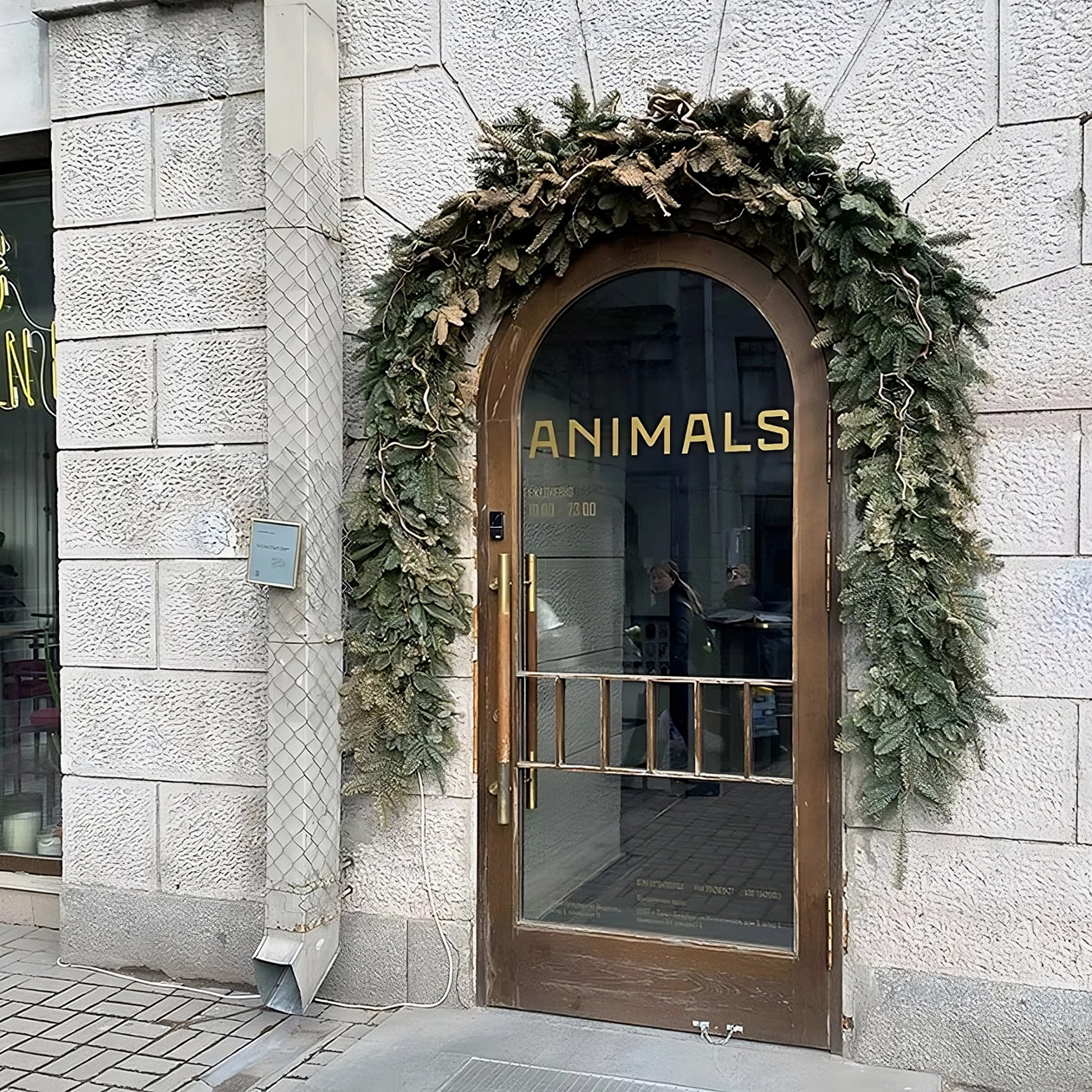 Вход в Animals