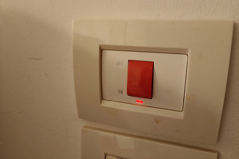 Пятна на стенах и выключателях — обычное дело в апартаментах в Египте