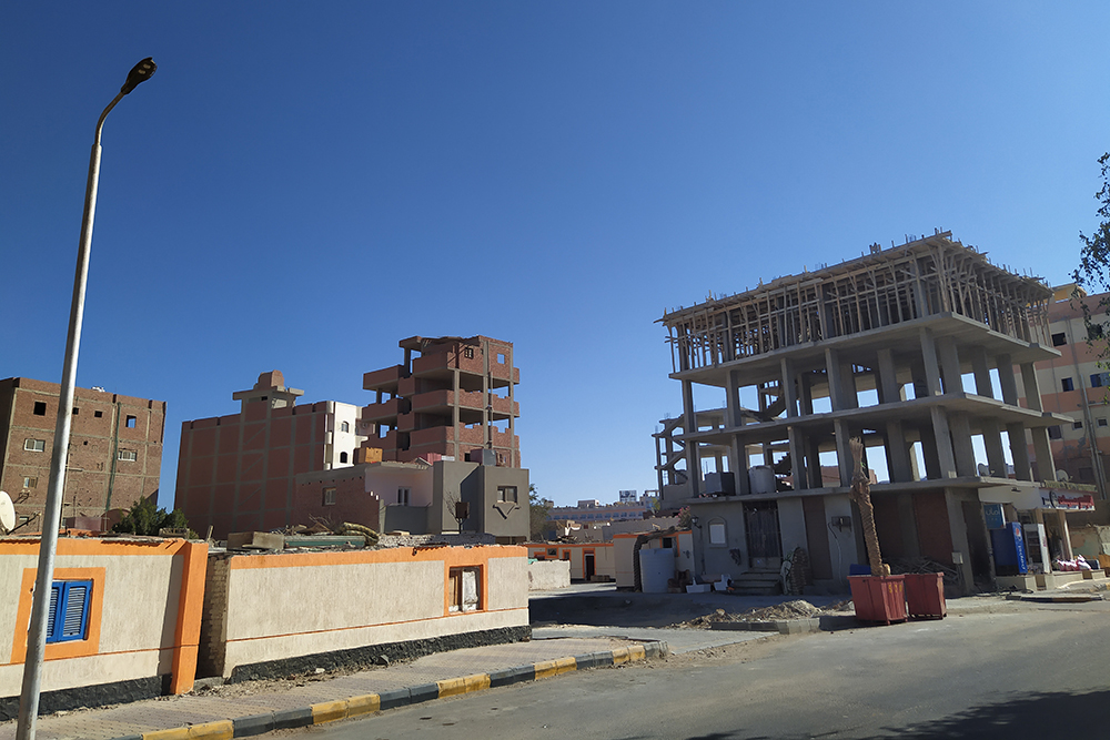 Стройки, недострой и заброшенные здания в туристических районах Хургады