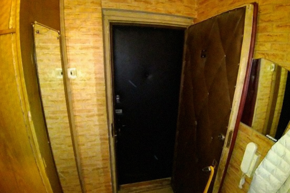 Это вход в квартиру. Внутренняя дверь была деревянная, замки не работали. Внешняя — железная, без намека на герметизацию и шумоизоляцию