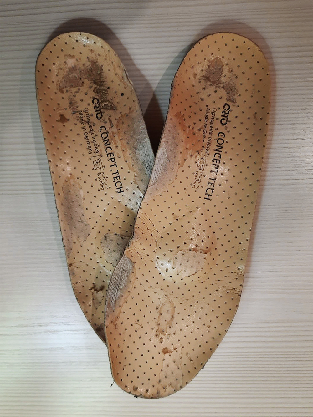Стельки Orto Concept для обуви без каблука. Быстро теряют товарный вид, потому что сделаны из натуральной кожи. Пара стоит 2500 ₽