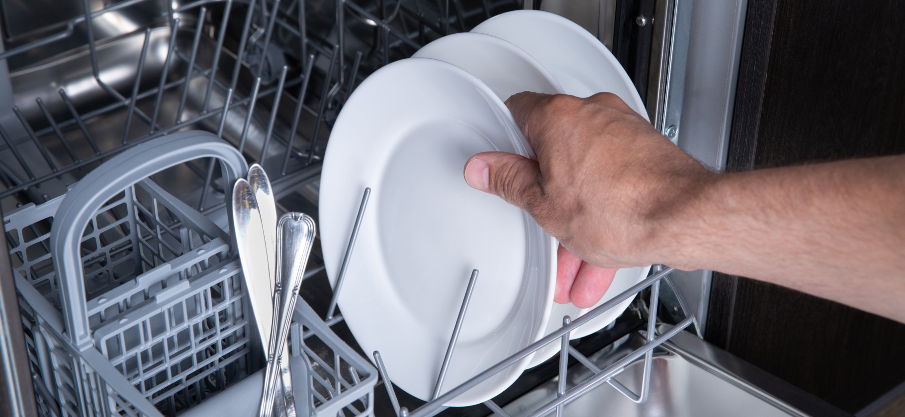 «Невозможно отмыть посуду руками так чисто»: 6 историй, которые убедят купить посудомойку