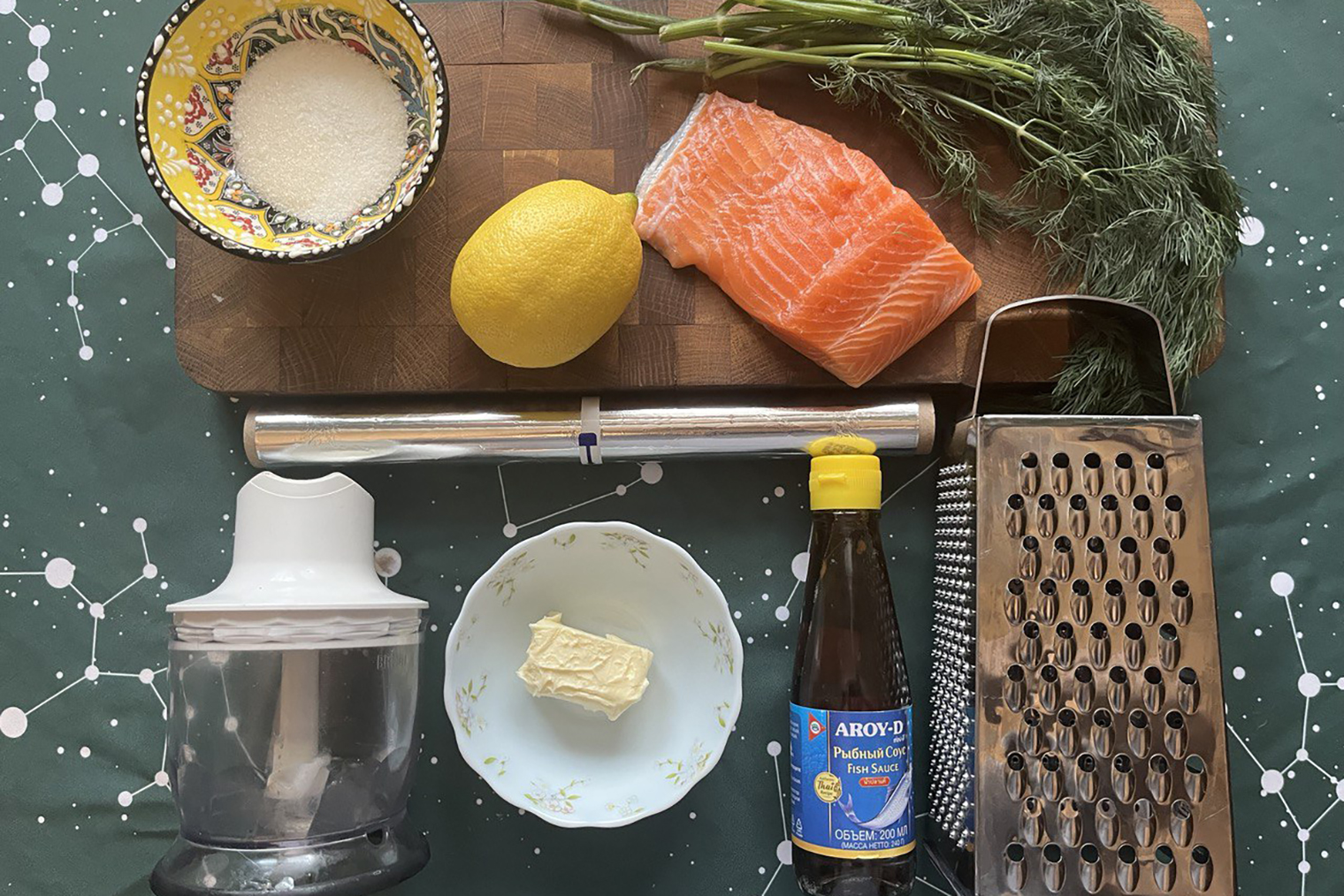 Ингредиенты и инвентарь для лосося в посудомойке