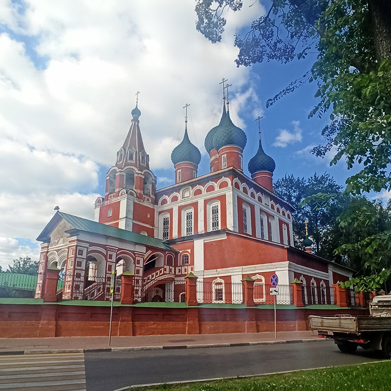 Часть церквей уничтожили при СССР, но многие сохранились. Поэтому кажется, что из⁠-⁠за угла одной церкви видно другую. Я люблю традиционную русскую архитектуру и получаю исключительное удовольствие