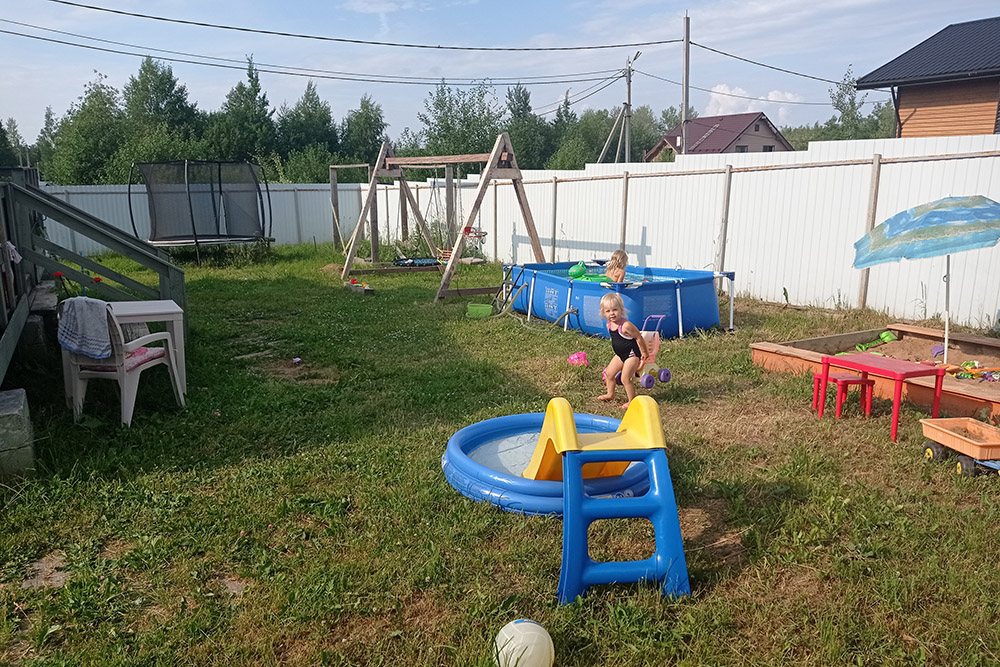 Качели, бассейн и песочница: что поставить на самодельной детской площадке