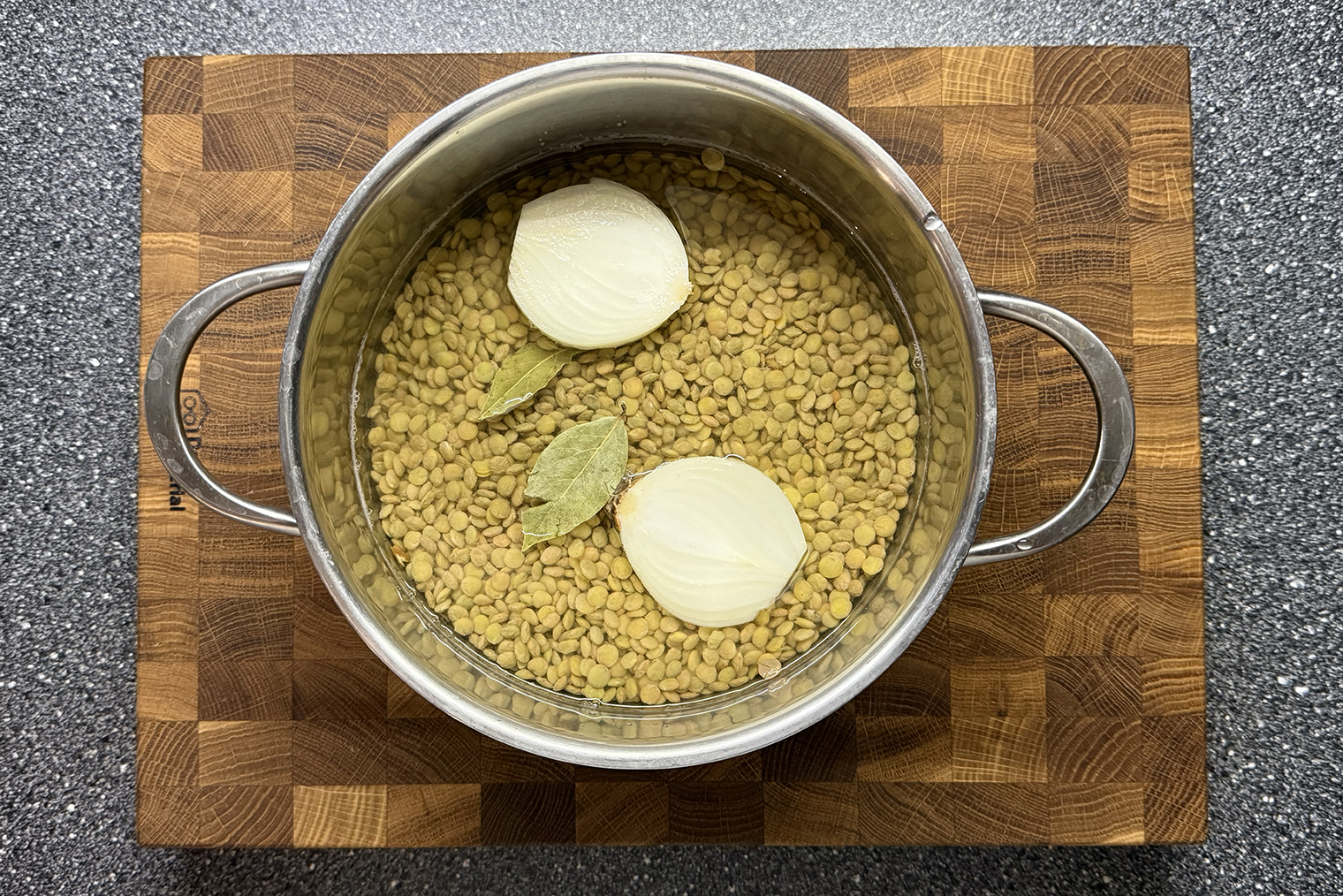 Лук и лавровый лист сделают вкус бобовых насыщеннее, но можно обойтись и без них