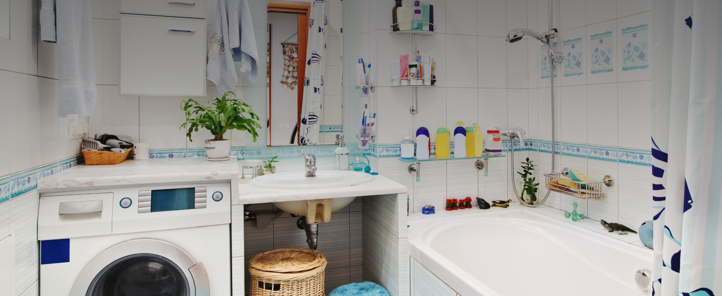 «Никаких батарей из пузырьков на краю ванной»: 7 способов сделать маленький санузел удобнее