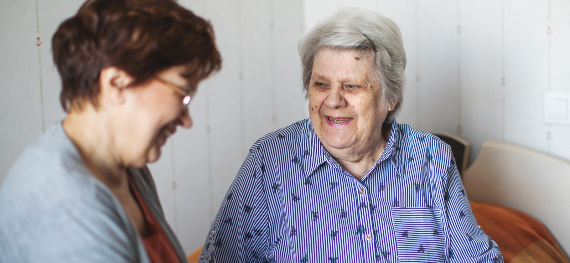 «Им важно, что они не забыты»: 7 способов помогать пожилым людям