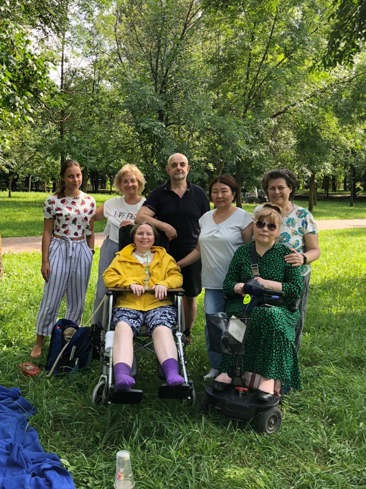 Выбрались на пикник с Таней Шестимеровой в желтой толстовке и Олей Ильиной в красивом зеленом платье