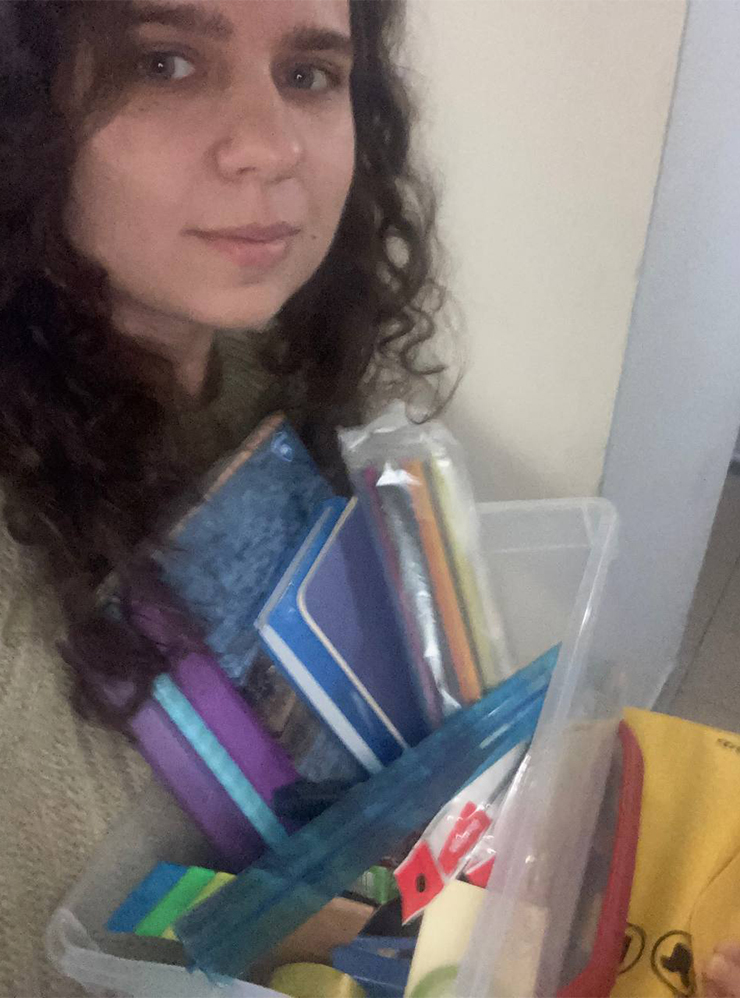 Я по-прежнему отдаю вещи нуждающимся — выкладываю их на «Авито» без цены. Эти канцтовары, которые остались после школы и вуза, забрала одна бабушка для своих правнуков