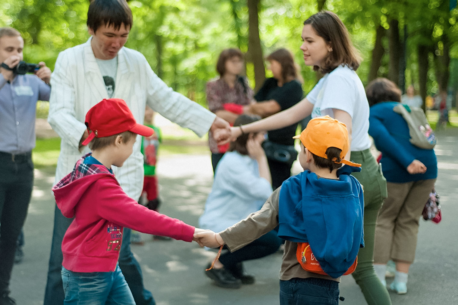 С добровольцами проводим праздник для детей из детского дома в парке на Крестовском острове