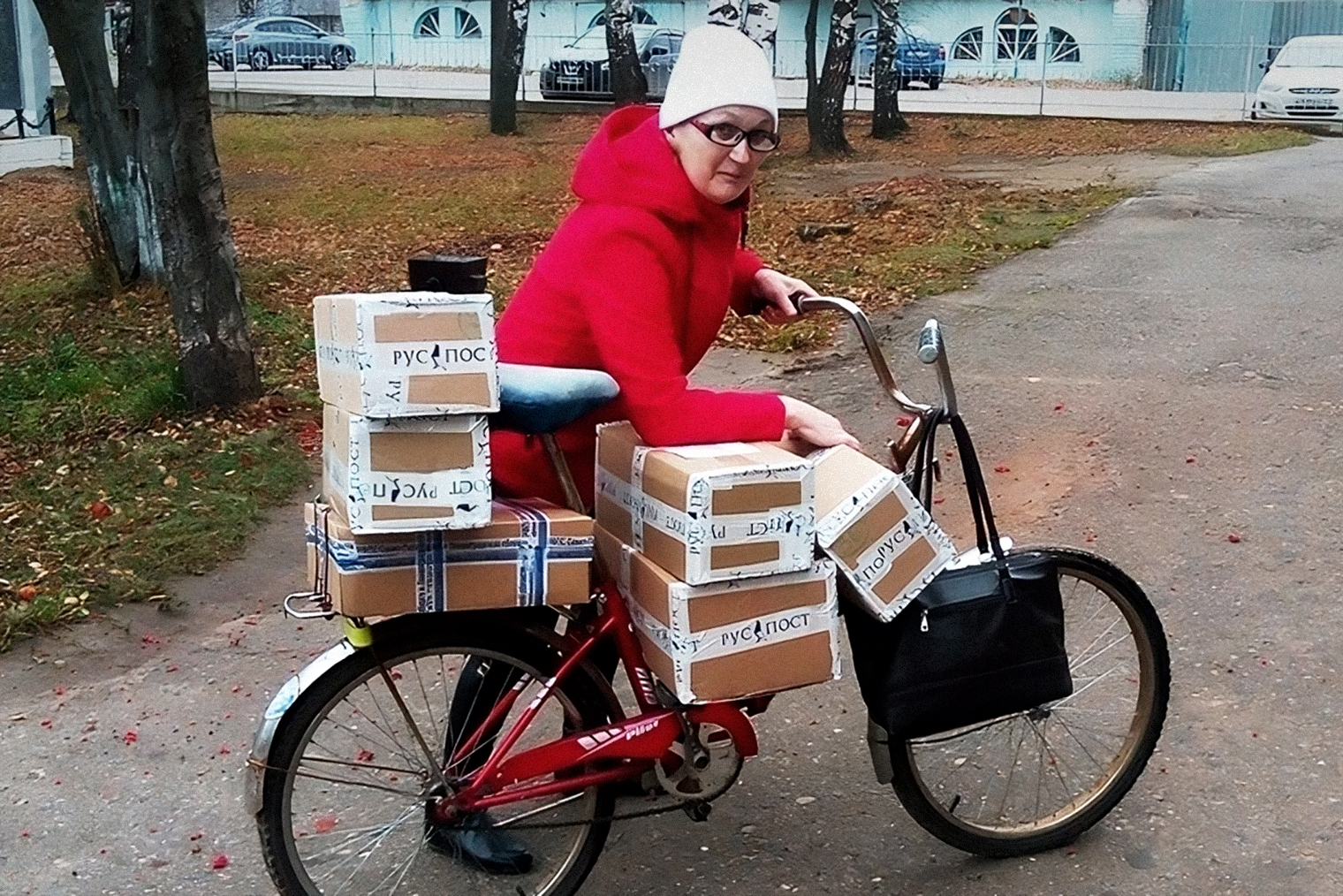 Библиотекарь получила отправленные нами посылки с книгами и сама отвезла их на велосипеде