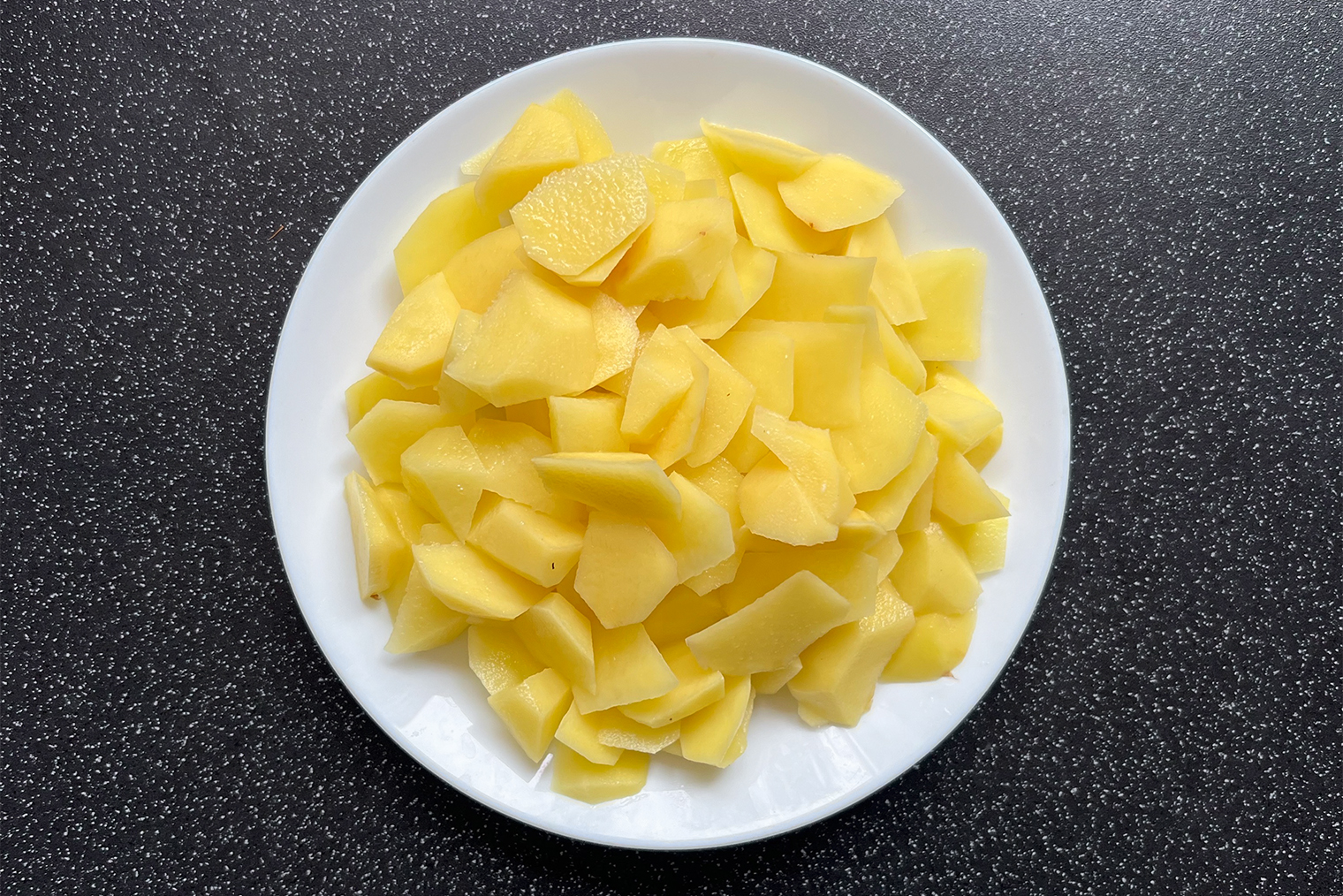 Картошку можно нарезать кубиками по 1 см