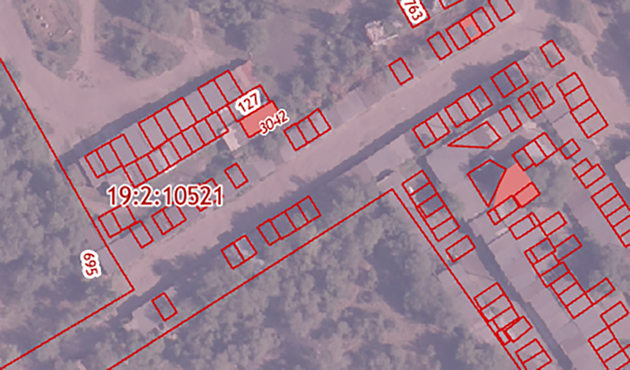 Так выглядит типичный гаражный кооператив на кадастровой карте. Свободное пространство между красными квадратами — гаражи, право собственности на землю под которыми не оформлено