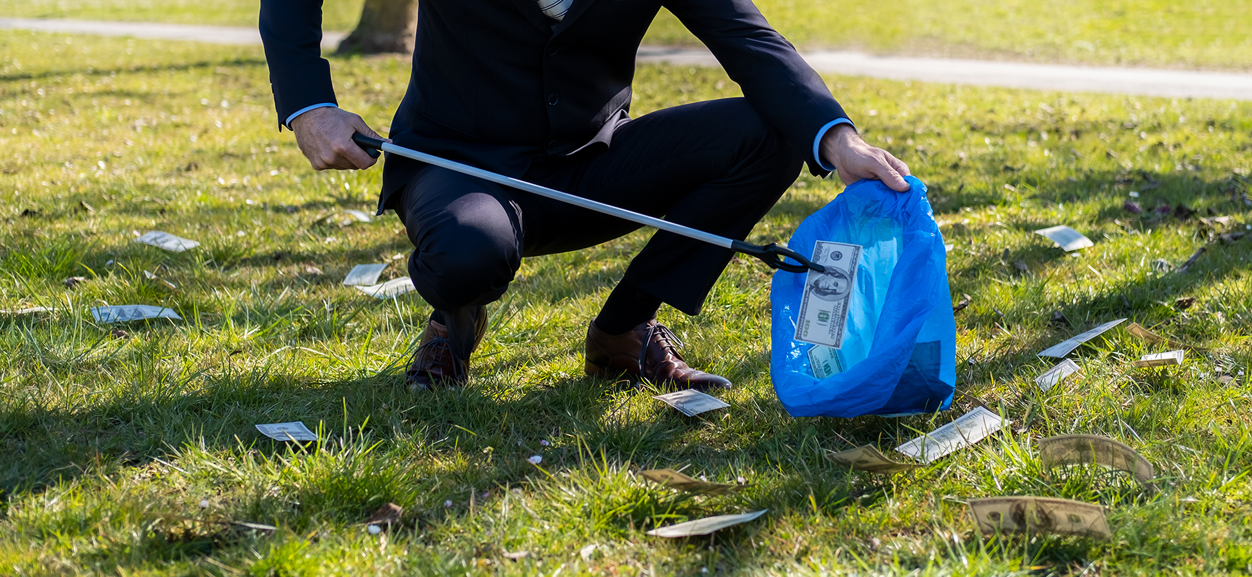 ЦБ впервые за пять месяцев поднял курс доллара выше 84 ₽