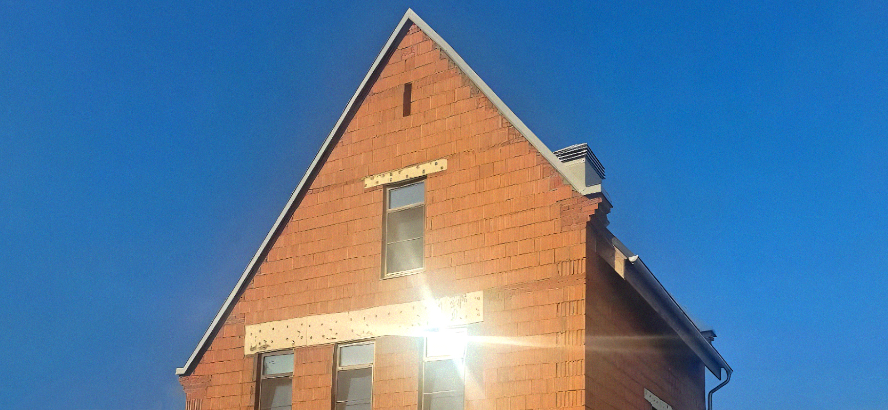 Как я купил две квар­тиры и дом за 14 лет​ на зарплату мене­джера среднего звена