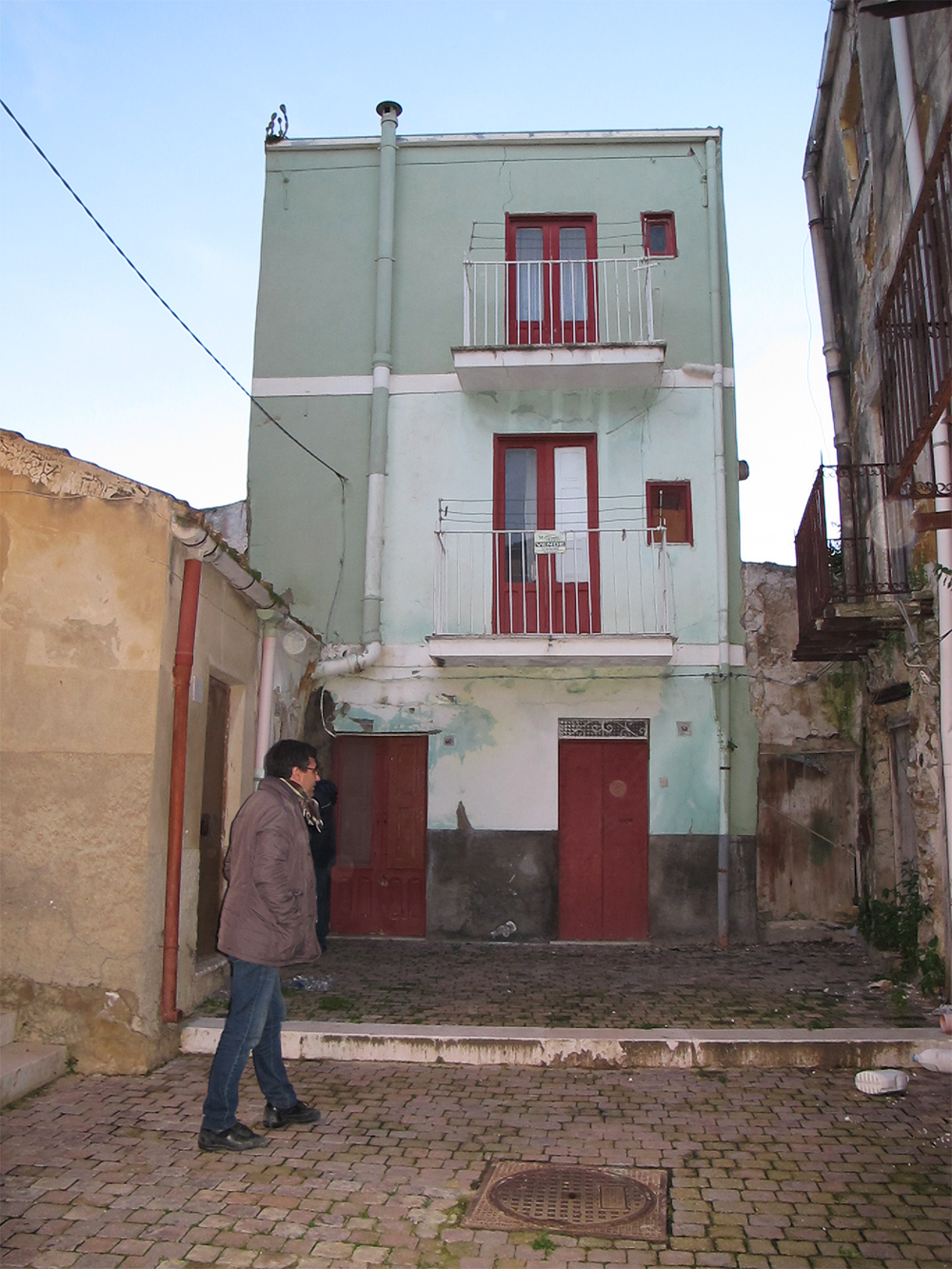 Такой трехэтажный дом за 35 000 € мы присмотрели для себя в городе Сикульяна-Марина на Сицилии