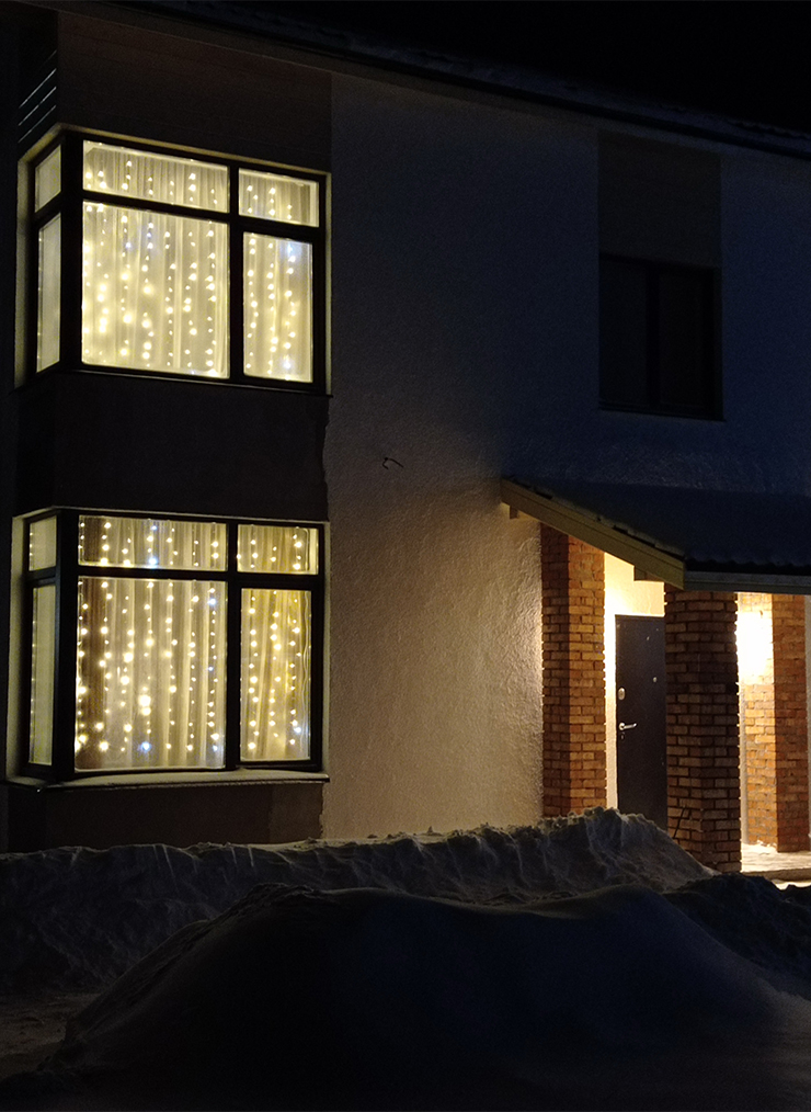 Украшение дома к Новому году, акцент на угловых окнах