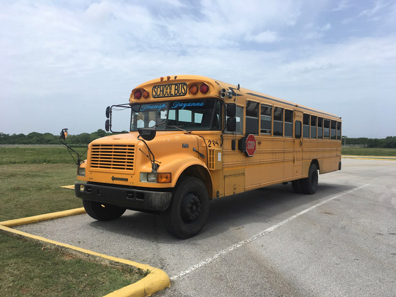 Желтые школьные автобусы, подарок США, в Латинской Америке тоже иногда используют как маршрутки. Никогда не знаешь, кого встретишь внутри: веселых школьников или толпу гаитян