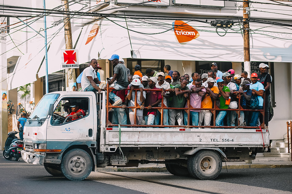 Гаитяне-строители возвращаются с участка. Фото Алексея Раевского