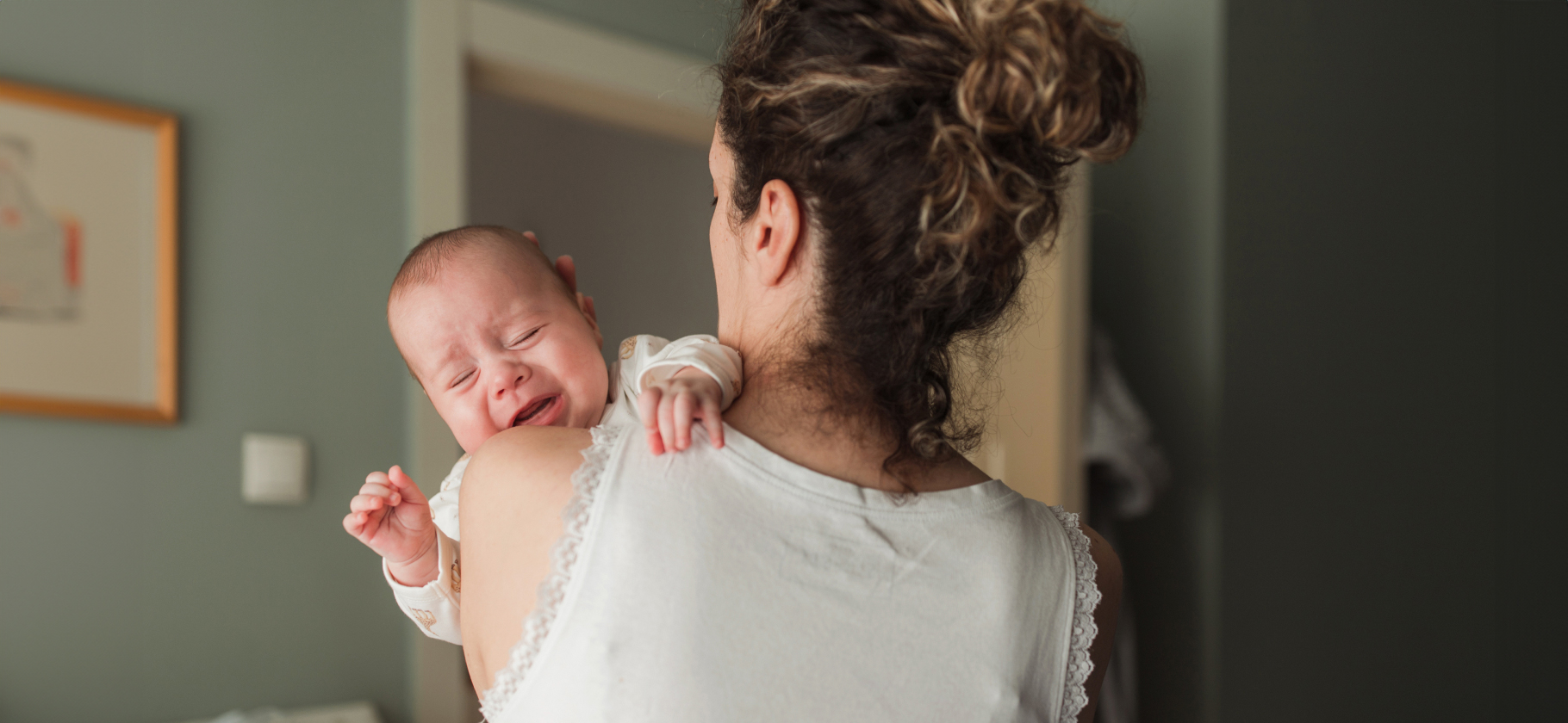 Почему плачет младенец: 8 причин