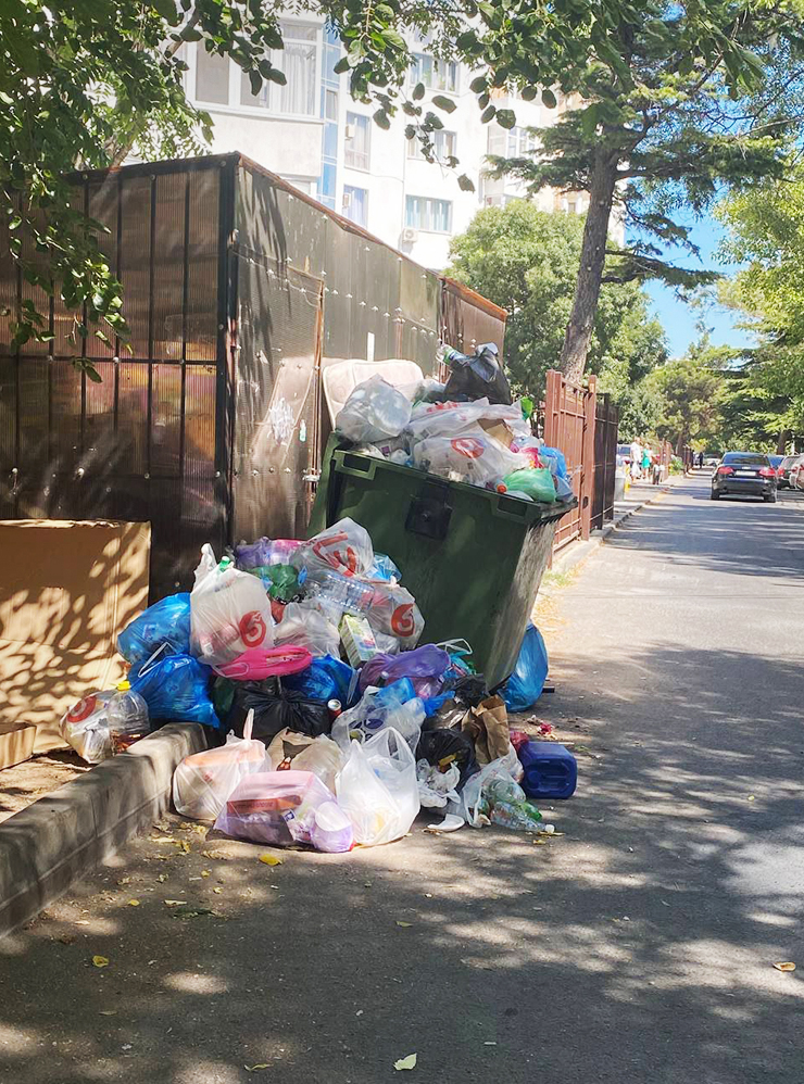 Жители жалуются на мусор и выкладывают подобные фотографии в чатах. Источник: телеграм-канал «ЧП Геленджик»